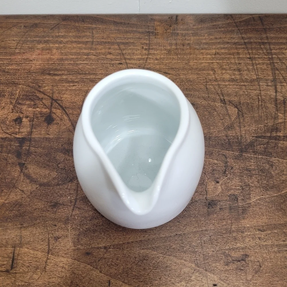 EUC Crate&Barrel White Ceramic Creamer w/out Handle